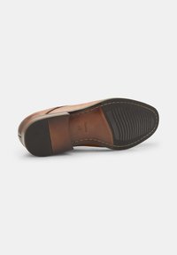 Talpa din piele maro cu tracțiune din cauciuc. Prezintă un vârf rotunjit, accente cusute și un toc din cauciuc negru în contrast. Mărimea 42.