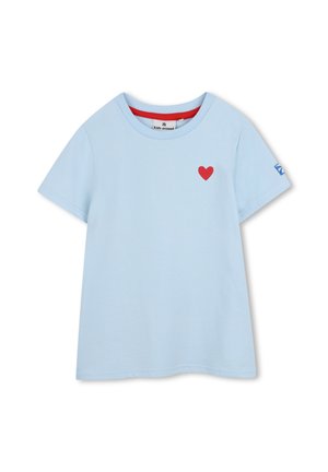 Lichtblauw kindert-shirt met korte mouwen met een klein rood hart op de borst en een blauw logo op de rechtermouw.