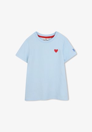 T-shirt enfant bleu clair à manches courtes avec un petit cœur rouge sur la poitrine et un logo bleu sur la manche droite.