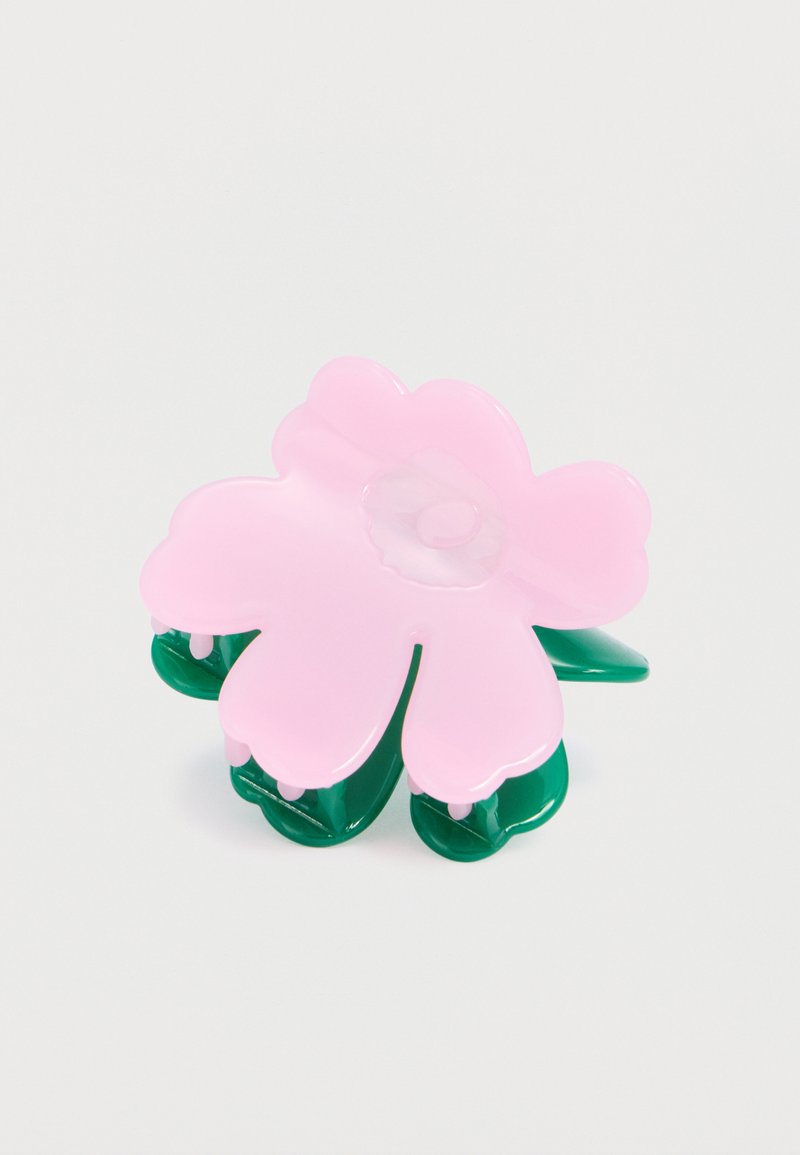 Ružová plastová vlasová sponka v tvare kvetu so zaoblenými okvetnými lístkami a zeleným zapínaním na bielom pozadí.