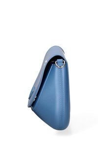 Blaues Lederhandtasche mit einem eleganten, geschwungenen Design, ausgestattet mit einem silbernen Hardware-Riemenanschluss und sauberem Nähen entlang der Kanten.