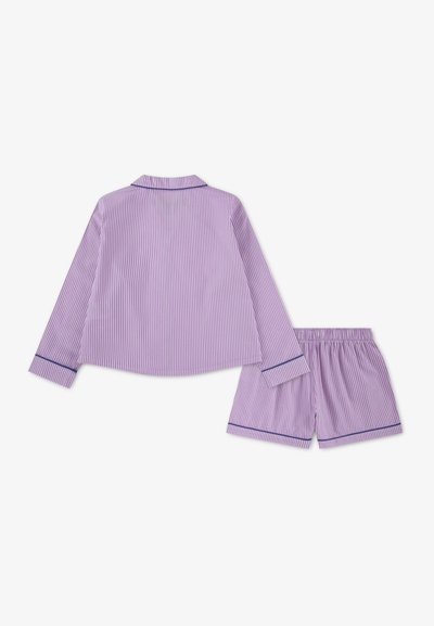 Lilla pyjamasæt med striber, bestående af en langærmet knap-op top og matchende shorts med mørkeblå kant i ærmekant og talje.