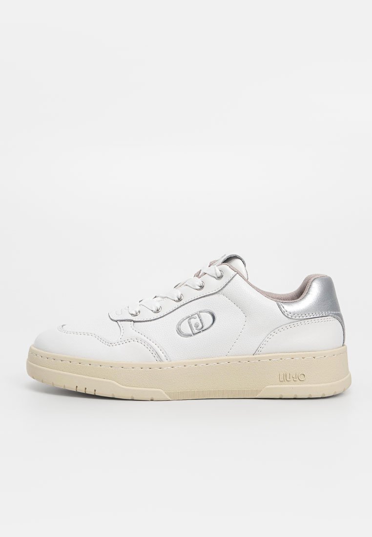 Witte leren sneaker met zilveren accenten, ronde neus en vetersluiting. Beschikt over een gestructureerde loopzool en een logo-detail aan de zijkant.