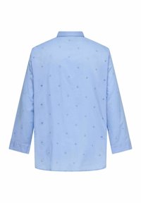 Světle modrá košile s dlouhým rukávem s malými vyšívanými diamantovými vzory rovnoměrně rozmístěnými po látce, zobrazená zezadu.