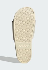 Crème-kleurige Adidas sandaalzool met een gestructureerd ruitenpatroon, voorzien van de merknaam in reliëf aan de zijkant. Duurzaam rubbermateriaal.