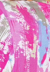 Kurzärmliges Oberteil mit einem mehrfarbigen abstrakten Druck in dominierenden Rosa-, Blau- und Beigetönen; weicher, strukturierter Stoff.