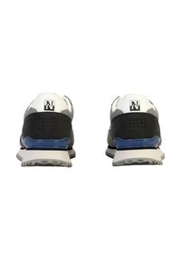 Baskets avec un dessus principalement noir et blanc, des accents gris, des détails perforés et un logo bleu sur le talon. Semelle extérieure en caoutchouc plate.