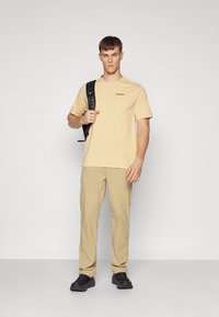 Patagonia LOGO - Tricou cu imprimeu - beeswax tan