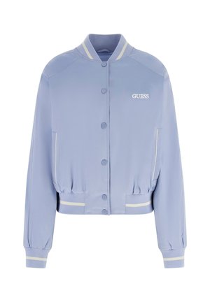 Veste bomber bleu clair à coupe courte, avec des rayures blanches discrètes sur les poignets et l'ourlet, et un logo "GUESS" blanc brodé sur le devant.