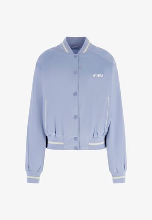 Veste bomber bleu clair à coupe courte, avec des rayures blanches discrètes sur les poignets et l'ourlet, et un logo "GUESS" blanc brodé sur le devant.