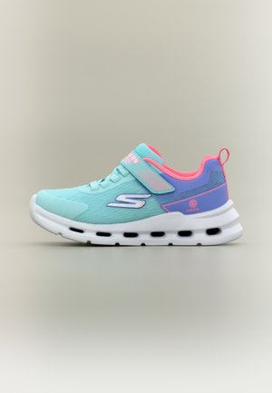 Dziecięcy świecący sneaker w turkusowym, fioletowym i różowym kolorze z białą podeszwą, sznurowadłami i paskiem na rzep oraz logo Skechers po boku.