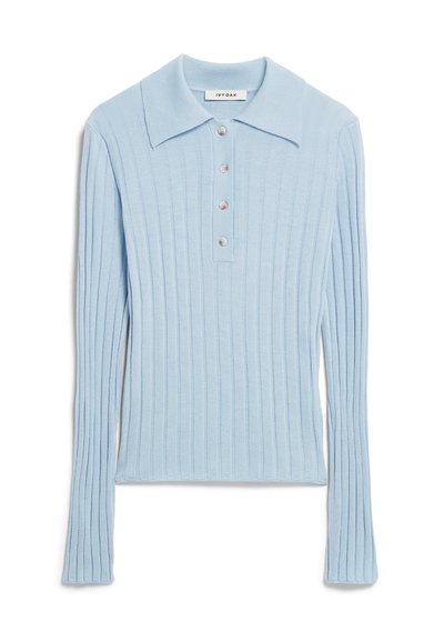 Jasnoniebieska, prążkowana bluzka z długim rękawem, z kołnierzykiem, z zapięciem na guziki oraz subtelną teksturą na całej powierzchni.