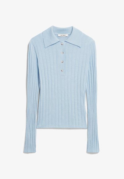 Jasnoniebieska, prążkowana bluzka z długim rękawem, z kołnierzykiem, z zapięciem na guziki oraz subtelną teksturą na całej powierzchni.