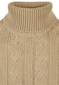 Pulover bej tricotat cu guler înalt ribflat și model de tricot cu cabluri, având dungi texturate orizontale și verticale.