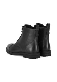 Czarne skórzane botki z okrągłym noskiem, sznurowanym wzorem i fakturowanymi akcentami. Wytrzymała gumowa podeszwa z bieżnikiem dla lepszej przyczepności.