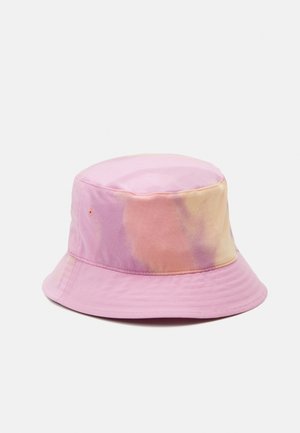Kapelusz typu bucket w różowo-pomarańczowym wzorze tie-dye. Wykonany z miękkiego materiału o gładkiej fakturze. Posiada zaokrągloną koronę oraz szeroki rondo.
