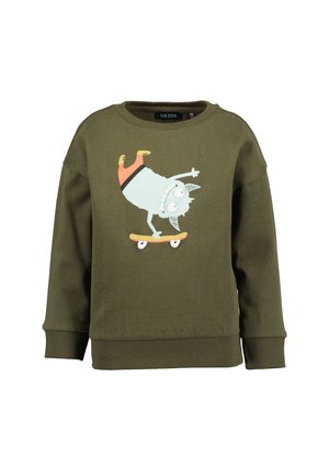 Olivengrøn børnesweatshirt med tegneserie monster på skateboard iført orange bukser, trykt på fronten.