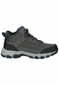 Botas de senderismo grises con materiales de malla y sintéticos, detalles en negro, acentos azules y suelas de goma robustas. Diseñadas para uso en exteriores.
