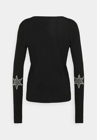 Svart långärmad tröja med rundad halsringning och broderade stjärndetaljer på armbågarna. Mjukt tyg och åtsittande design.