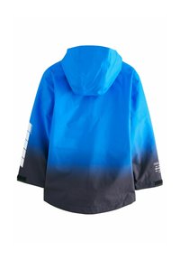 Blau-schwarze gradient Jacke mit Kapuze, ausgestattet mit weißen Grafiken auf dem Ärmeln und einem strukturierten Stoff. Klettverschluss an den Bündchen.