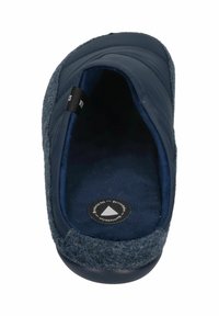 Navyblauwe slipper met een gedequiltte buitenkant, zachte binnenvoering en een grijze textuurzool. Inclusief een ronde merkl logo op de binnenzool.