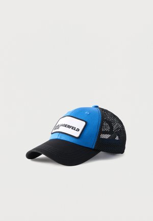 Cappellino da baseball a rete blu e nero con visiera curva e etichetta frontale bianca con la scritta "KARL LAGERFELD PARIS" sul pannello frontale.