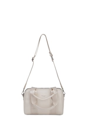 Sac à main en cuir de couleur crème avec deux petites poignées et une longue bandoulière réglable, avec une fermeture éclair sur le dessus.