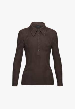 Top lung cu mâneci lungi, de culoare brună, cu guler și închidere cu nasturi. Fabricat dintr-un material moale, cu o siluetă ajustată.