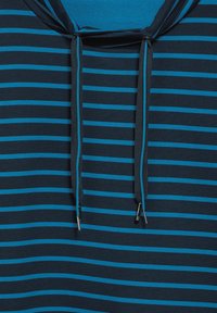 Marineblaue gestreifte Kapuzenjacke mit hellblauen horizontalen Streifen. Verfügt über eine Kapuze mit Zugkordel und metallischen Enden sowie einem strukturierten Stoff.