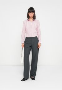 Gestreepte roze en witte button-up shirt, grijze pantalon, met een witte handtas, zwarte schoenen. Glad stof, op maat gemaakt fit, klassiek ontwerp.
