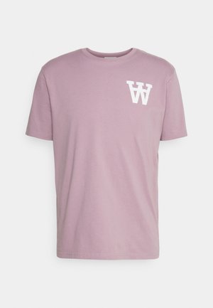 Laventelin värinen puuvillateepaita, jossa on pyöreä kaula-aukko ja lyhyet hihat. Paidassa on vasemmassa rinnassa valkoinen graafinen "W"-logo.