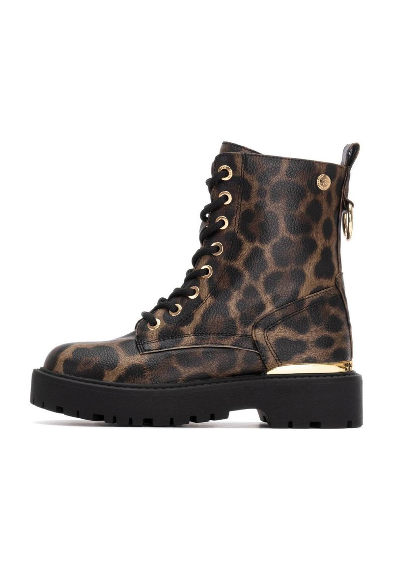 Las botas de tobillo con estampado de leopardo cuentan con una parte superior de cuero texturizado, acentos de hardware dorado, suelas negras gruesas y un diseño con cordones y una lengüeta de agarre.