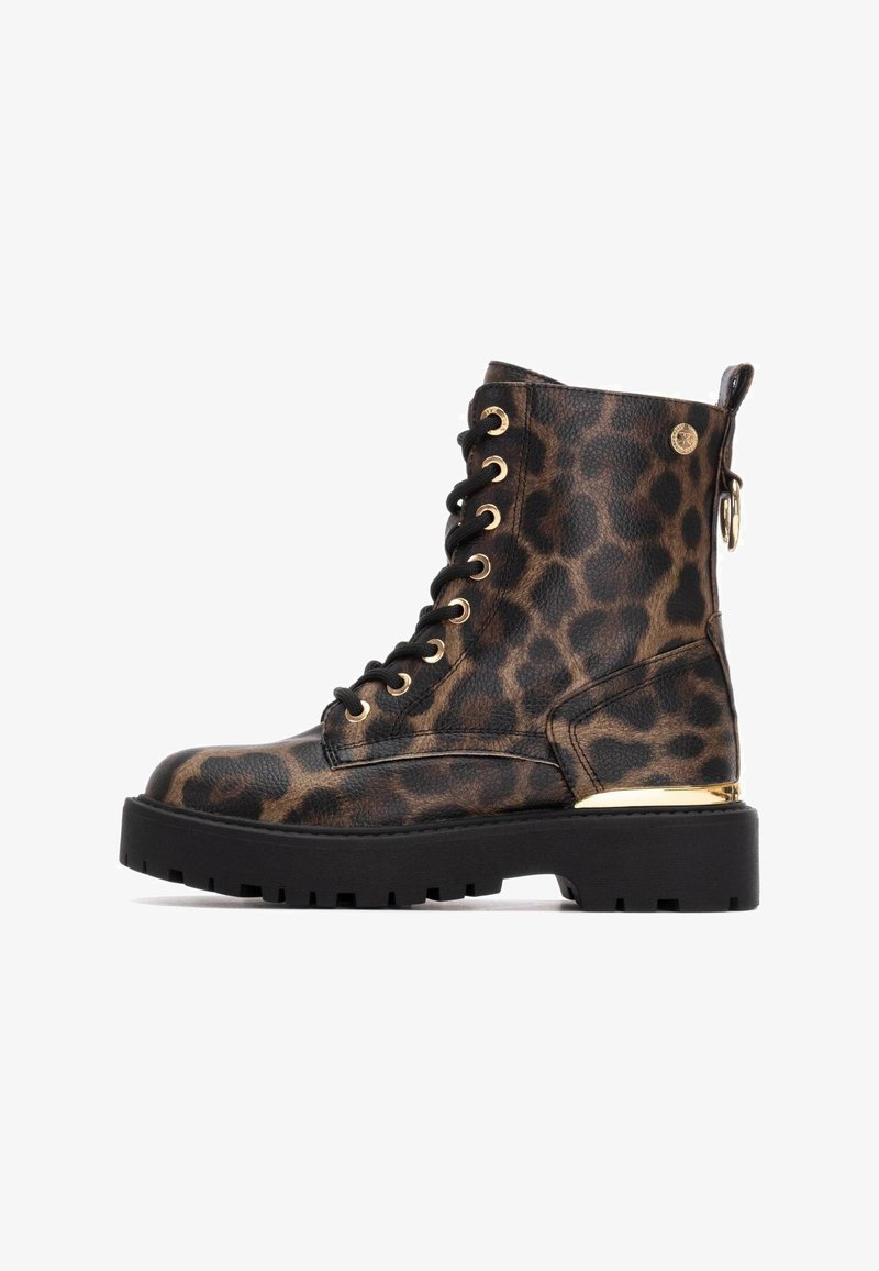 Las botas de tobillo con estampado de leopardo cuentan con una parte superior de cuero texturizado, acentos de hardware dorado, suelas negras gruesas y un diseño con cordones y una lengüeta de agarre.