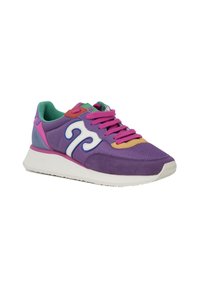 Sneaker viola realizzata in materiali mesh e suede, con lacci rosa, dettagli bianchi e una suola testurizzata con un design colorato.