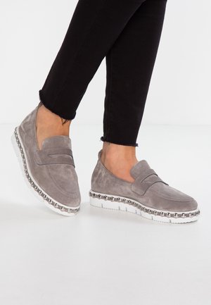 Graue Wildleder-Slipper mit weißer Sohle und silbernen Perlenakzenten. Mit einem gestickten Design und einer abgerundeten Spitze.