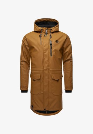 Parka marron imperméable avec capuche, fermeture éclair frontale, deux poches avant, poignets élastiques et un logo sur la poitrine. Texture lisse.