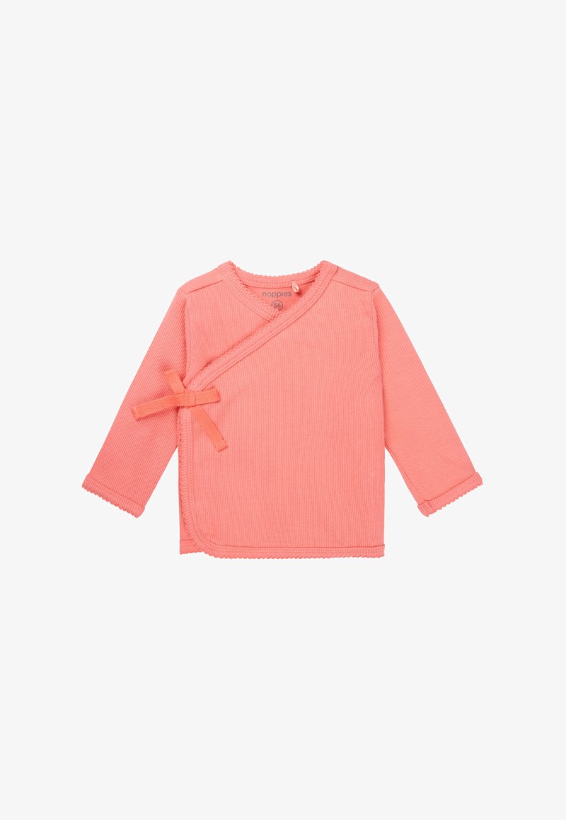 Haut enveloppant à manches longues de couleur corail rose avec un design côtelé texturé, doté d'un accent en nœud et de bords festonnés. Le tissu est doux et confortable.