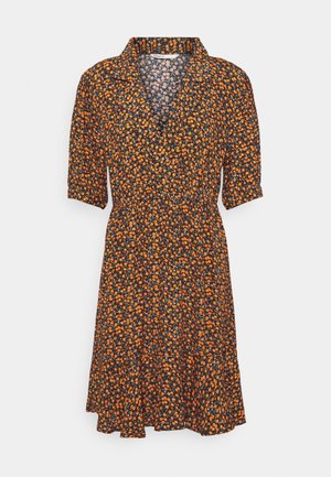 Kortærmet sort kjole med orange blomsterprint, V-udskæring og samlet talje, knælængde med let skørt.