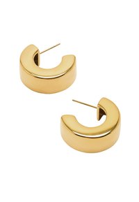 Para grubych złotych kolczyków w kształcie kół z gładką, zaokrągloną powierzchnią i prostymi zapięciami na białym tle.