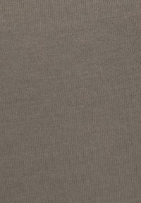 Braunes Strickgewebe mit feiner Textur und einem gleichmäßigen Muster, geeignet für verschiedene Bekleidungsanwendungen.