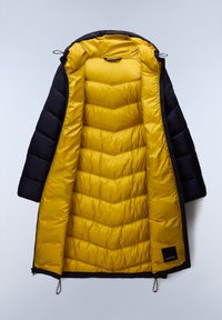 Giubbotto imbottito con esterno nero e interno giallo. Presenta un motivo a rombi trapuntato e una chiusura con zip. Inclusa una gancetto per appenderlo.