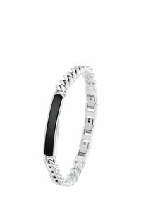 Pulsera de cadena de plata con un acento rectangular negro liso. Presenta un diseño retorcido y cierres tipo hebilla para un ajuste ajustable.