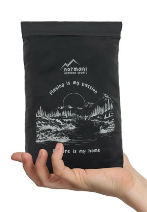 Schwarze Tasche aus Stoff, mit einem weißen Grafikdesign von Bergen, Bäumen und einem Fluss, sowie dem Text "Spielen ist meine Leidenschaft."