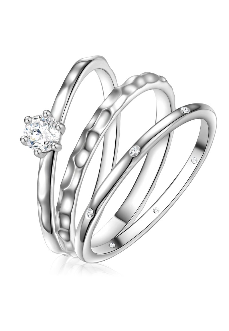 Három egymásba kapcsolódó gyűrű polírozott ezüstből. Az egyik középen egy kerek gyémánttal díszített; a többin kovácsolt textúra és finom drágakő díszítések találhatók.