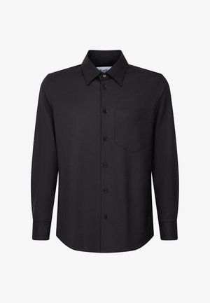 Czarna, długorękawowa koszula zapinana na guziki z ostro zakończonym kołnierzykiem i kieszonką na piersi, prezentowana na białym tle.