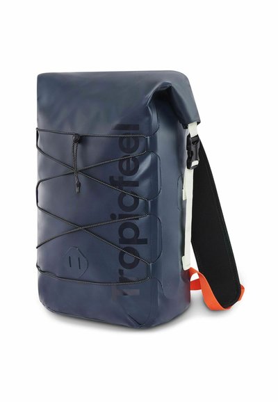 Sac à dos étanche de couleur marine avec un design à rabat, équipé d'un cordon élastique, d'une sangle blanche, d'accents noirs et d'un logo imprimé à l'avant.