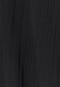 Tessuto a maglia nera a coste con righe verticali, caratterizzato da una texture morbida e un motivo uniforme, adatto per vari articoli di abbigliamento.