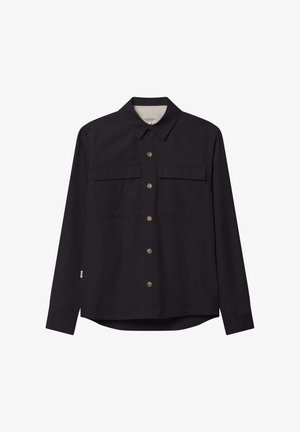 Chemise noire à manches longues en tissu tissé, avec un col pointu, deux poches poitrine et des boutons en bois sur le devant.
