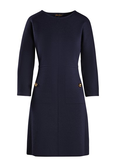 Marineblaues Kleid mit Dreiviertelärmeln, Rundhalsausschnitt, strukturiertem Stoff, zwei Fronttaschen und goldfarbigen Knöpfen an der Taille.