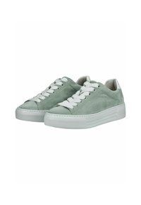 Sneakers in suede verde con lacci bianchi, punta arrotondata e suola testurizzata e stratificata. Presentano un design minimalista e accenti lisci.